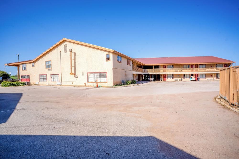 Lone Star Inn by OYO Vernon Texas Hwy 287 photo 40