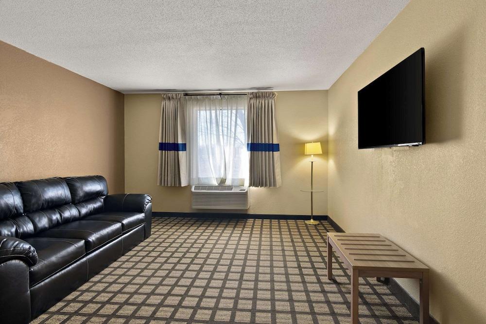 Clarion Pointe Bloomington – Normal near I-55 and University photo 22