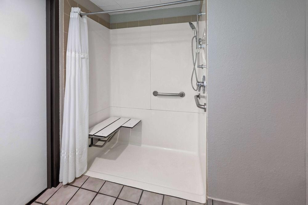 Baymont Inn and Suites by Wyndham Farmington, MO photo 42