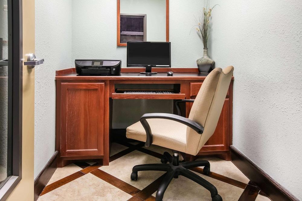 La Quinta Inn & Suites by Wyndham DFW Airport West - Euless photo 39
