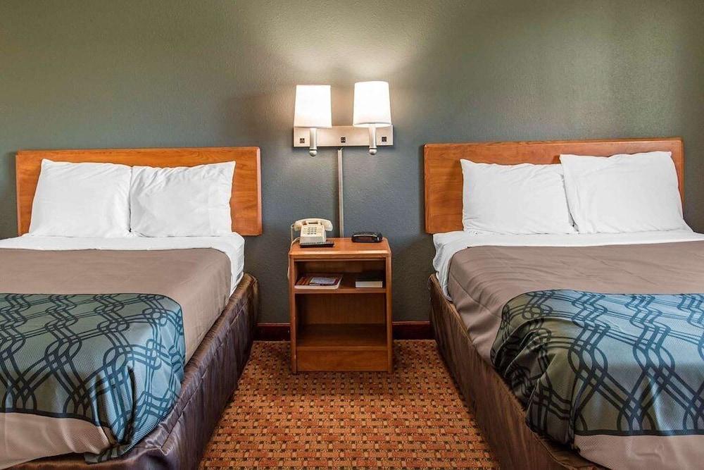 Travelers Lodge & Suites photo 2