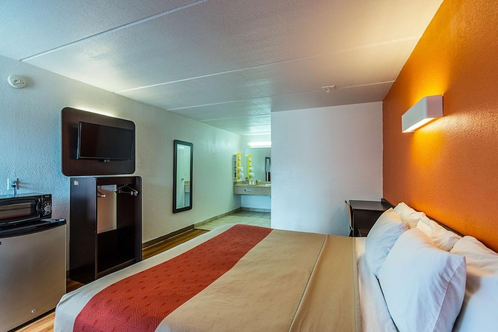 Motel 6 Cleveland, TX photo 18