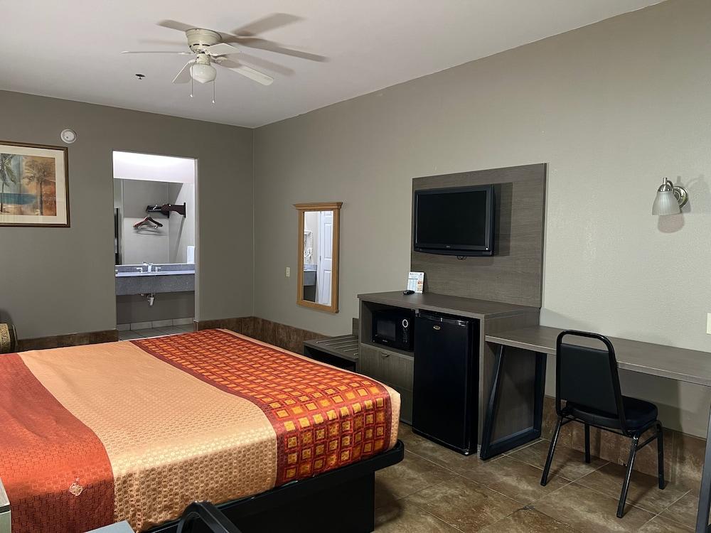 Texas Inn Weslaco photo 27