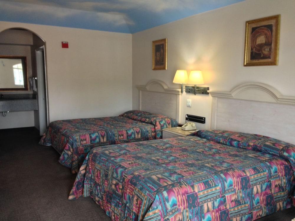 Camelot Inn & Suites Highway 290 NW Freeway photo 5