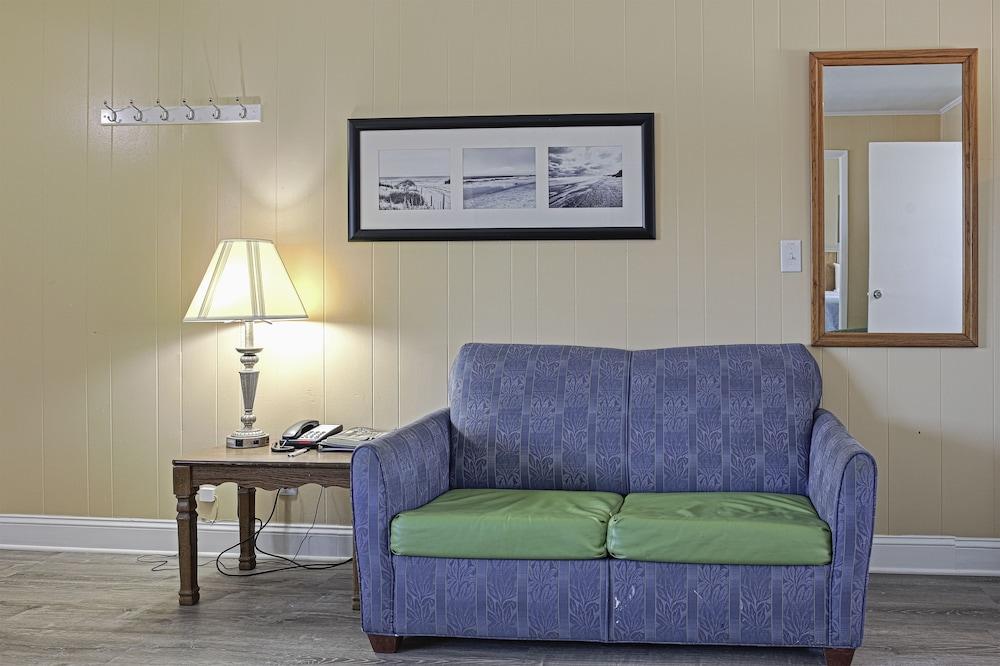 Colonial Inn Motel photo 25
