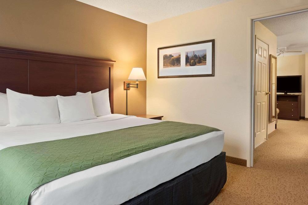 Country Inn & Suites by Radisson, Stevens Point, WI photo 8