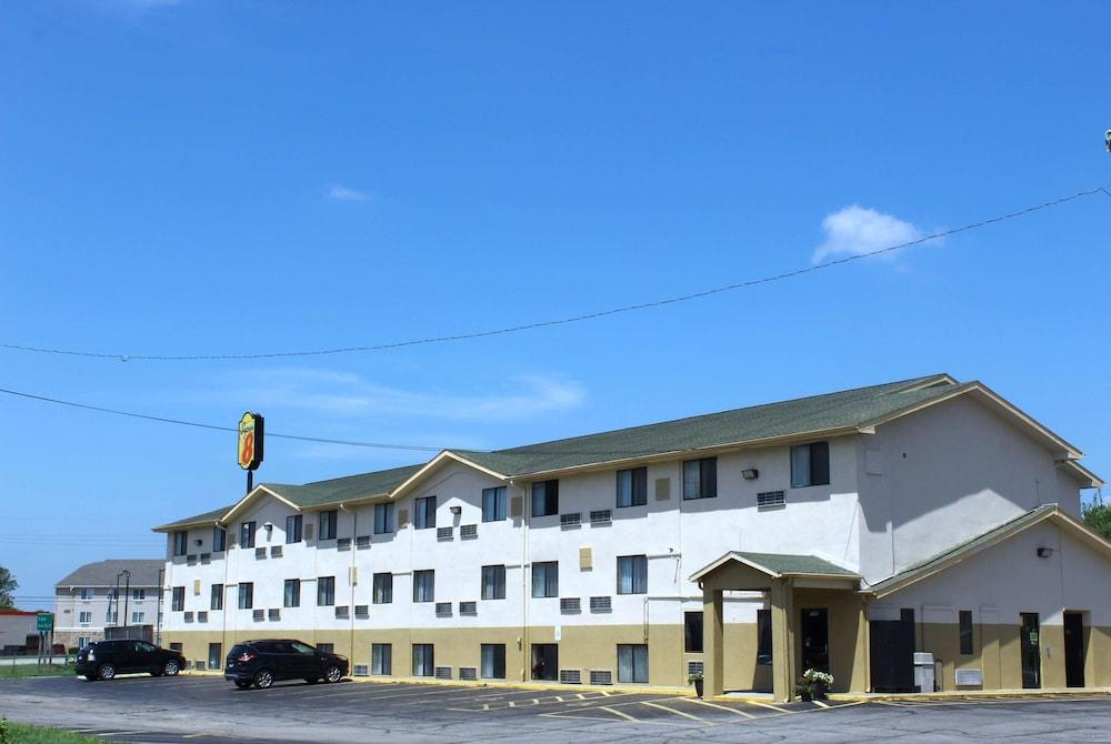 Super 8 by Wyndham Topeka/Wanamaker RD/I-70 photo 1