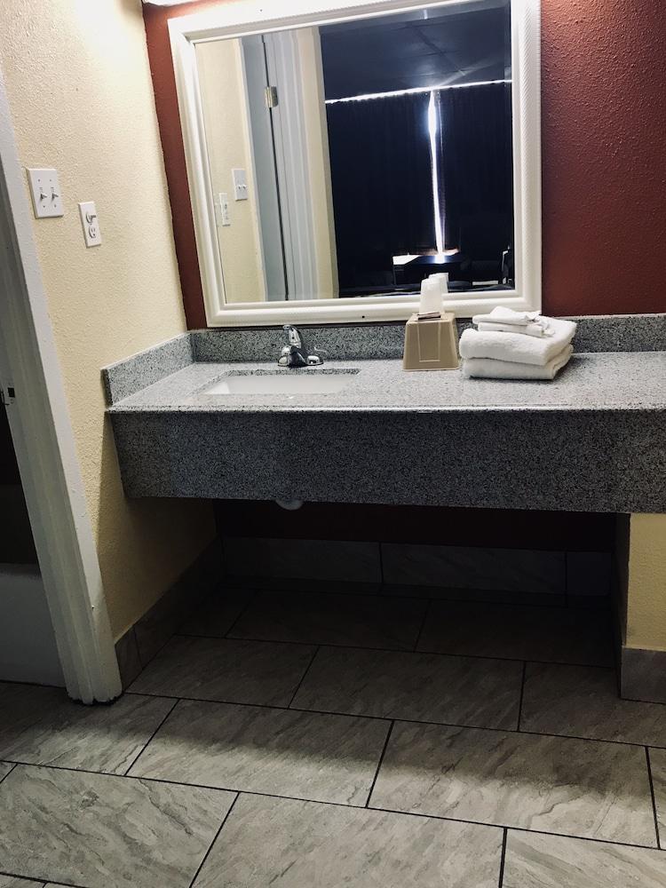 Executive Inn photo 2