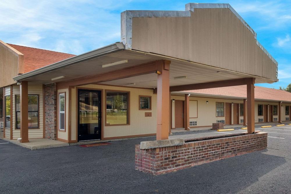 Econo Lodge Cornersville I-65 photo 40