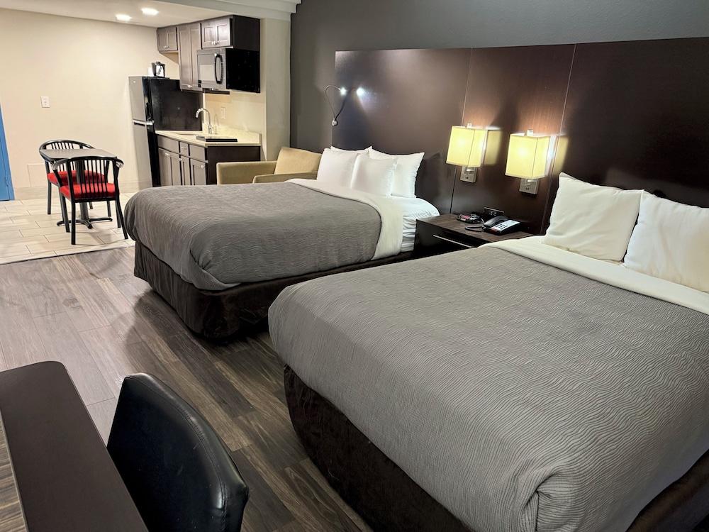 Quality Inn and Suites Livonia photo 12