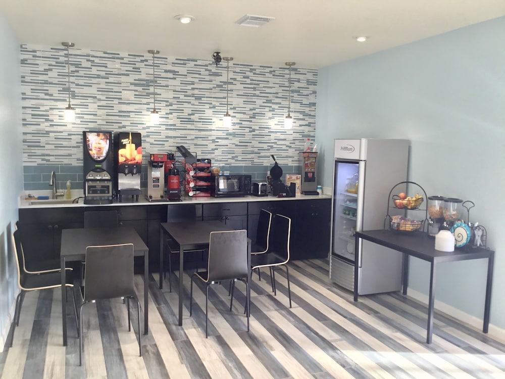 Days Inn by Wyndham Freeport photo 25