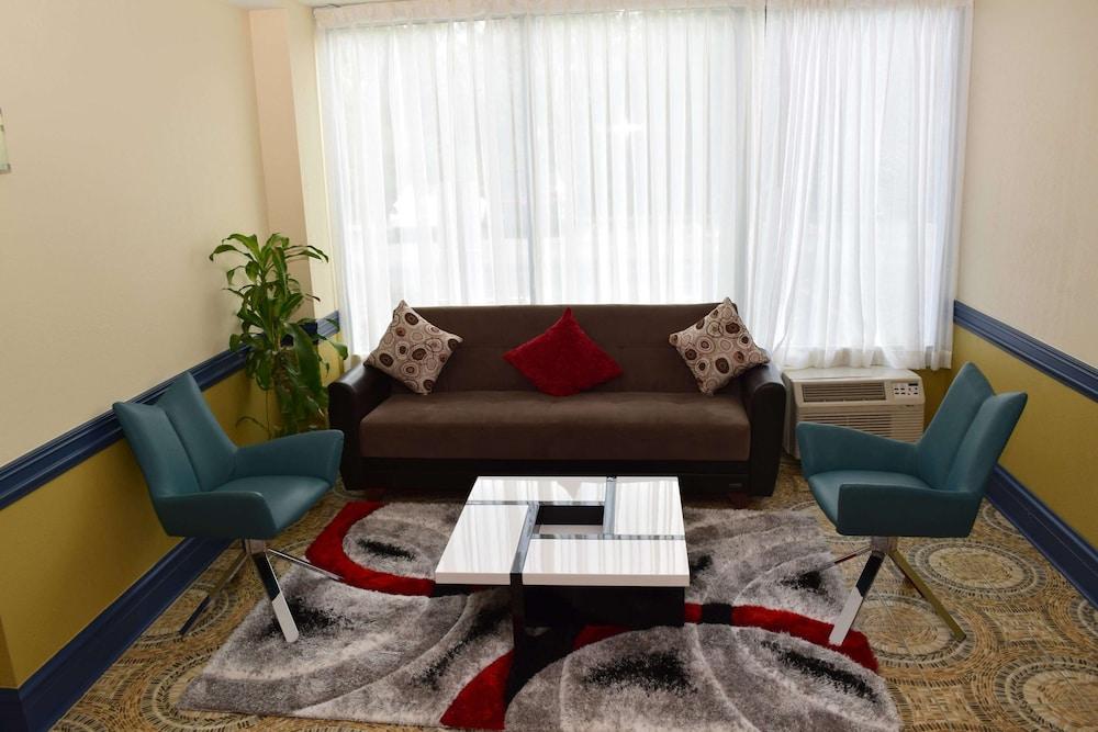 Baymont by Wyndham Addison — hotel in Addison