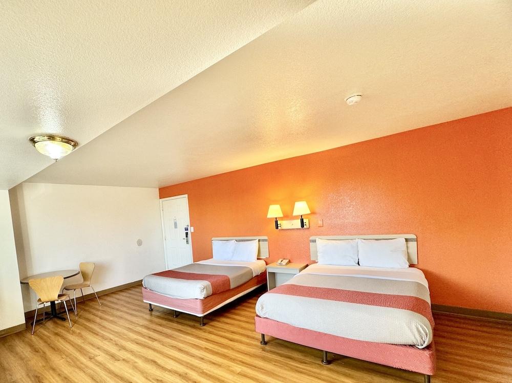 Motel 6 Bellflower, CA - Los Angeles photo 7
