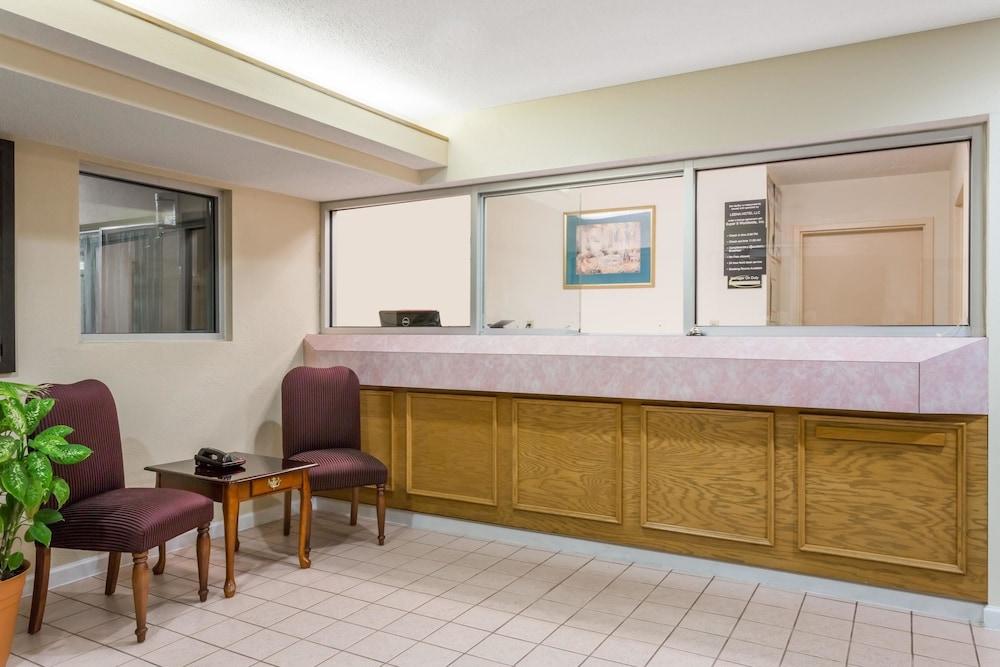 Super 8 by Wyndham Stafford photo 7