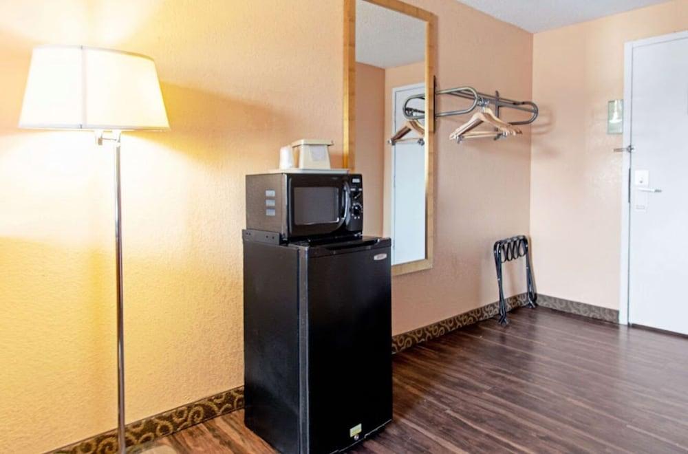 Utica Stay Inn photo 5