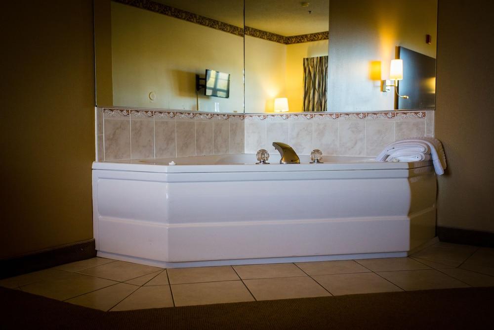 Chisholm Inn & Suites photo 13