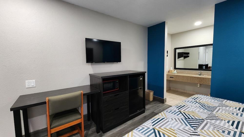 Scottish Inn & Suites photo 26