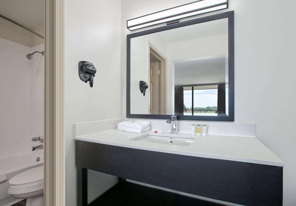 Ramada by Wyndham Diamondhead I-10/Gulfport photo 21