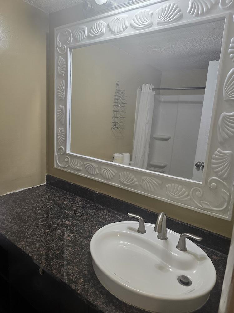 Ocean Waves Hotel photo 13
