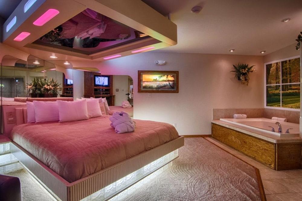 Sybaris Pool Suites Indianapolis photo 16