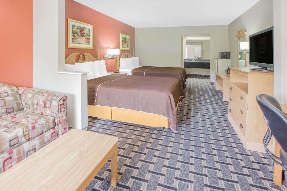 Days Inn & Suites by Wyndham Pine Bluff photo 7