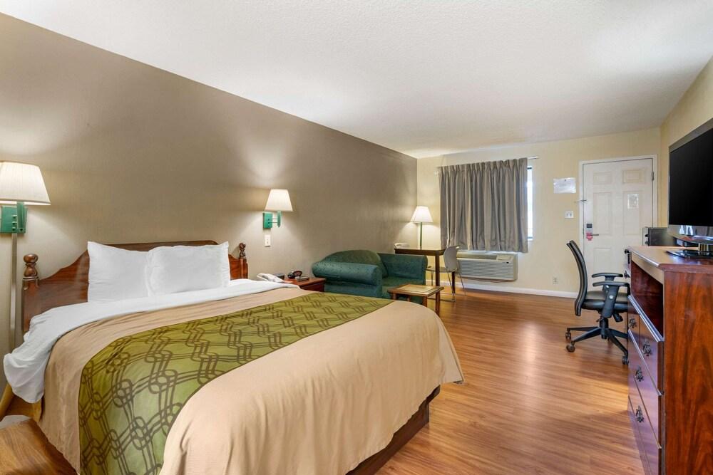 Econo Lodge Inn & Suites Southeast photo 14