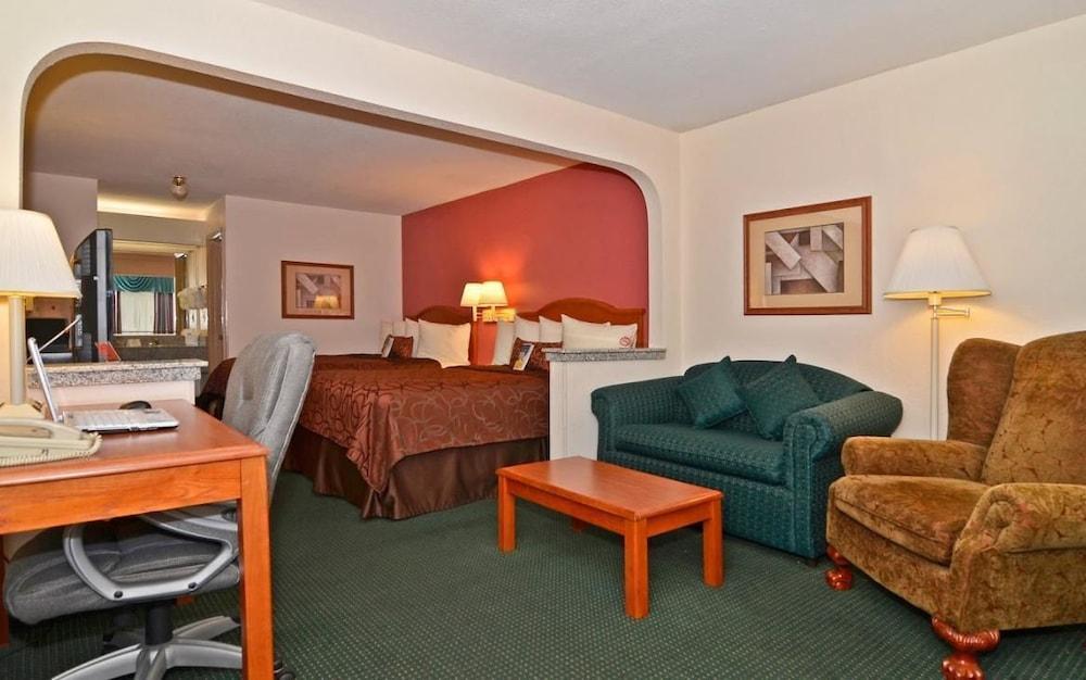 Econo Lodge Inn & Suites Memphis East photo 4