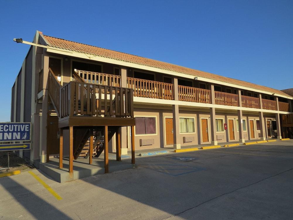 Executive Inn and Suites photo 45