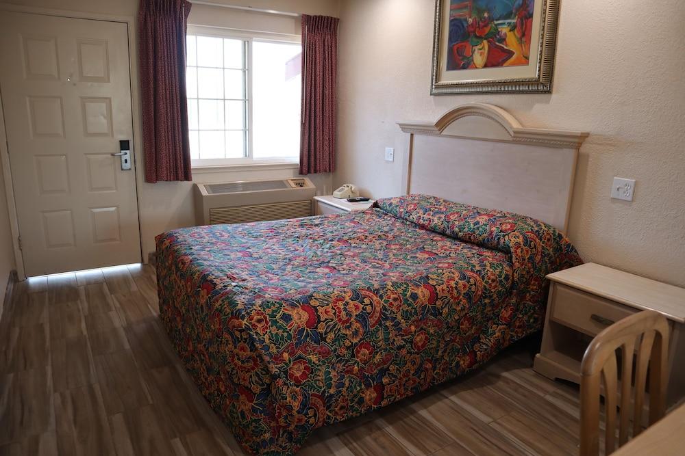 Capri Motel photo 11