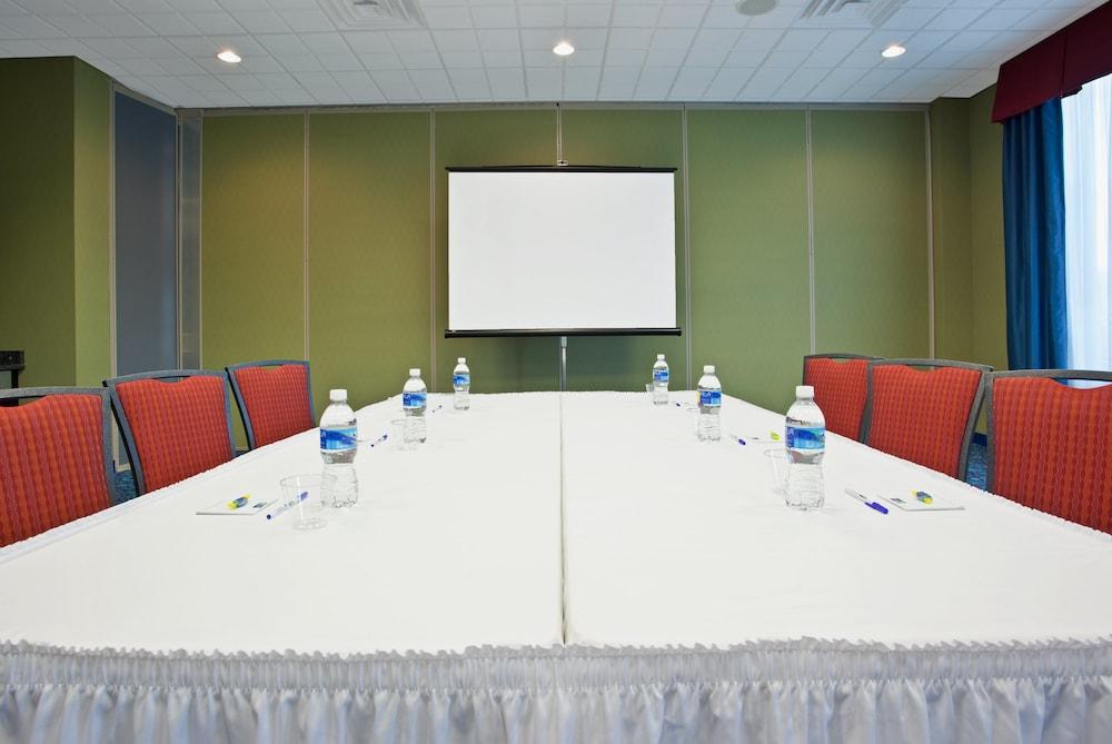 Holiday Inn Express & Suites Akron Regional Airport Area by IHG photo 57