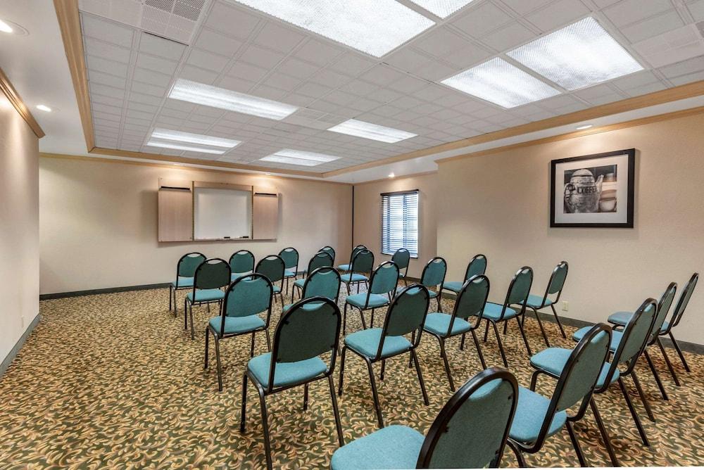 Comfort Inn & Suites Warsaw near US-30 photo 3