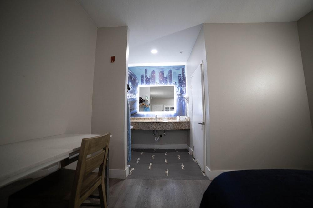 Mid City Inn and Suites photo 31
