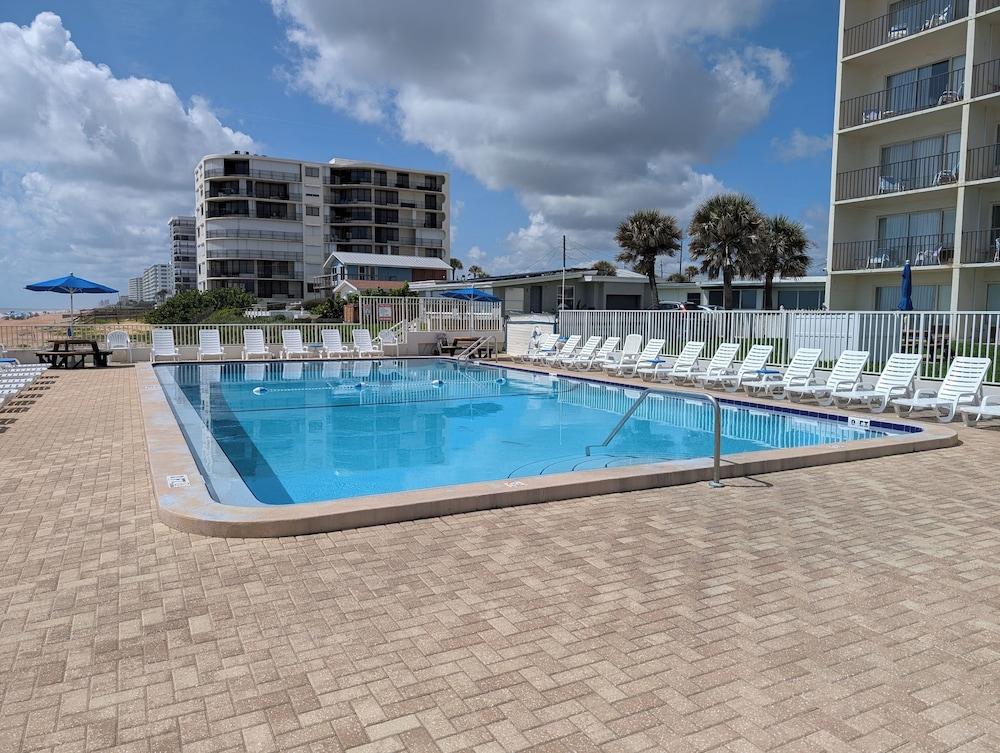 Traders Inn Beach Club photo 22