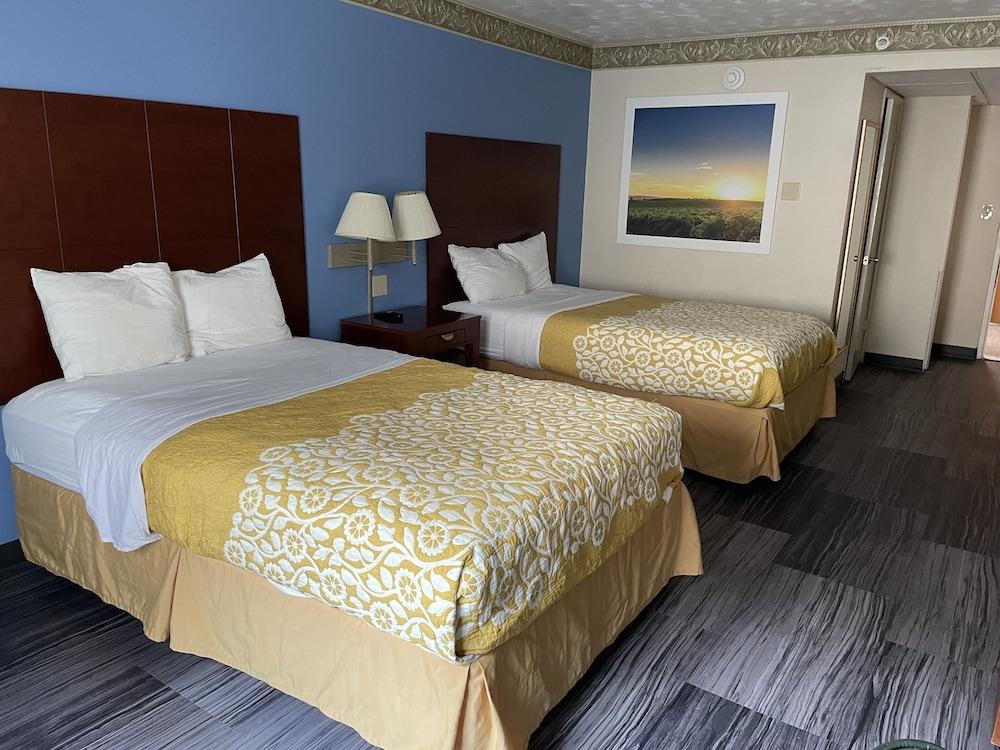 The Royal Inn & Suites photo 4