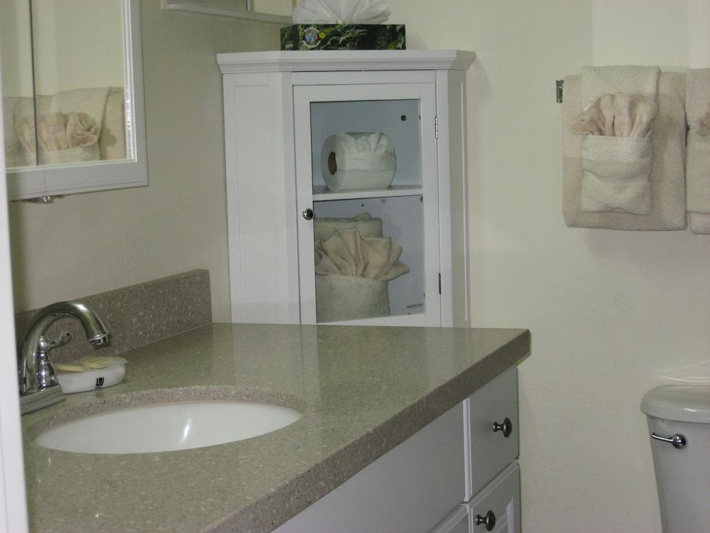 Beachcomber Inn photo 32