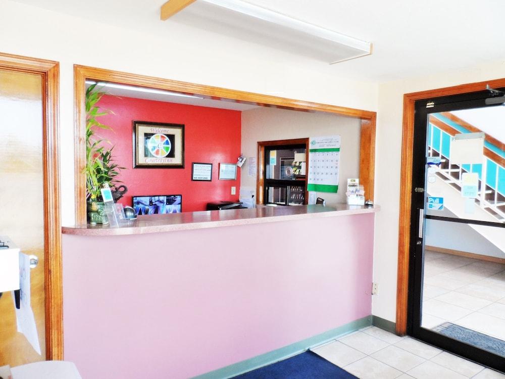 Courtesy Inn photo 17