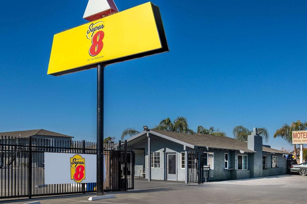 Super 8 by Wyndham Bakersfield Ca photo 31