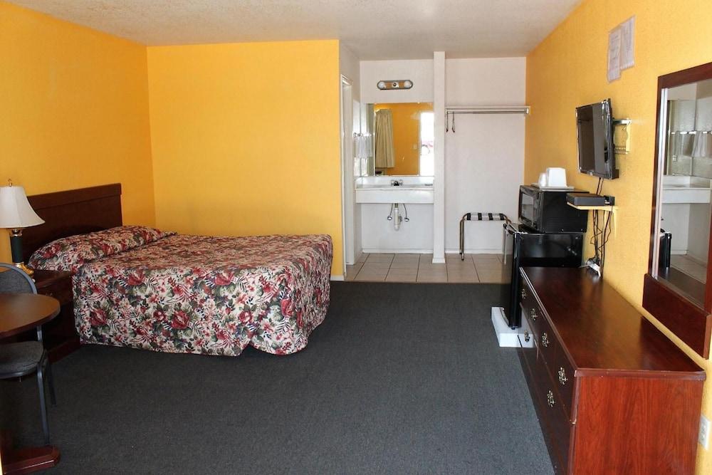Adobe Inn Motel photo 33