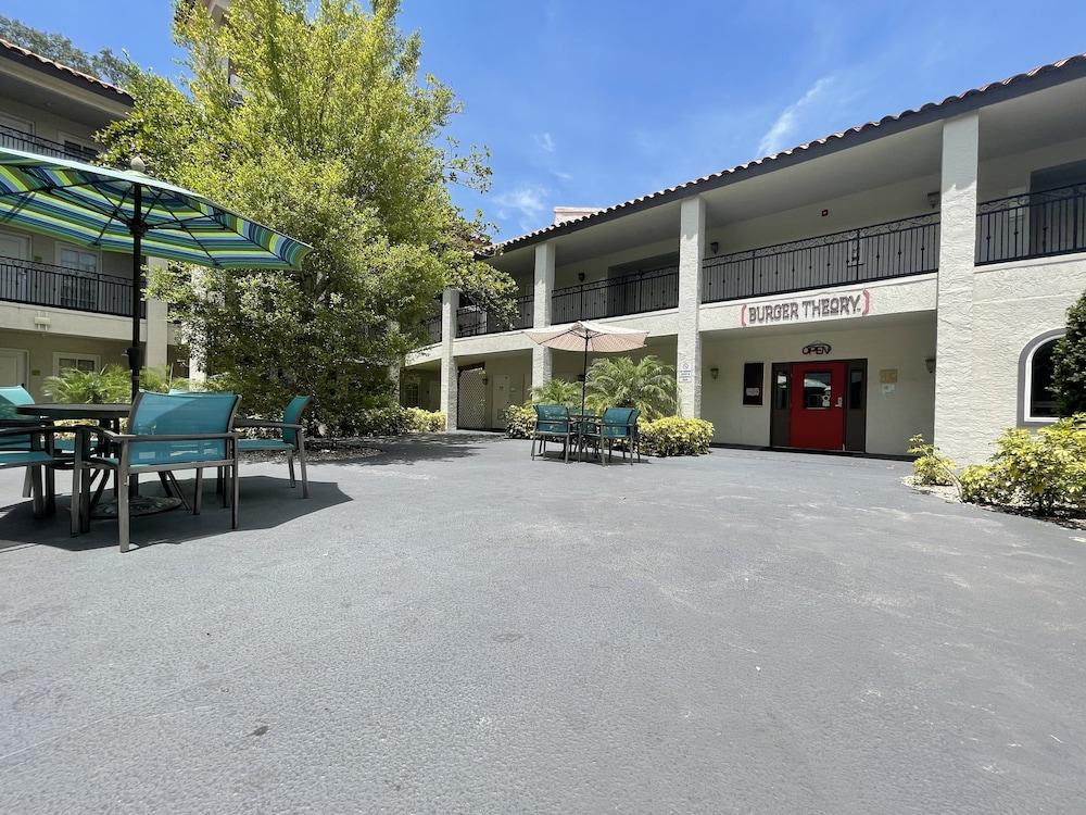 Red Roof Inn PLUS+ & Suites Tampa photo 3