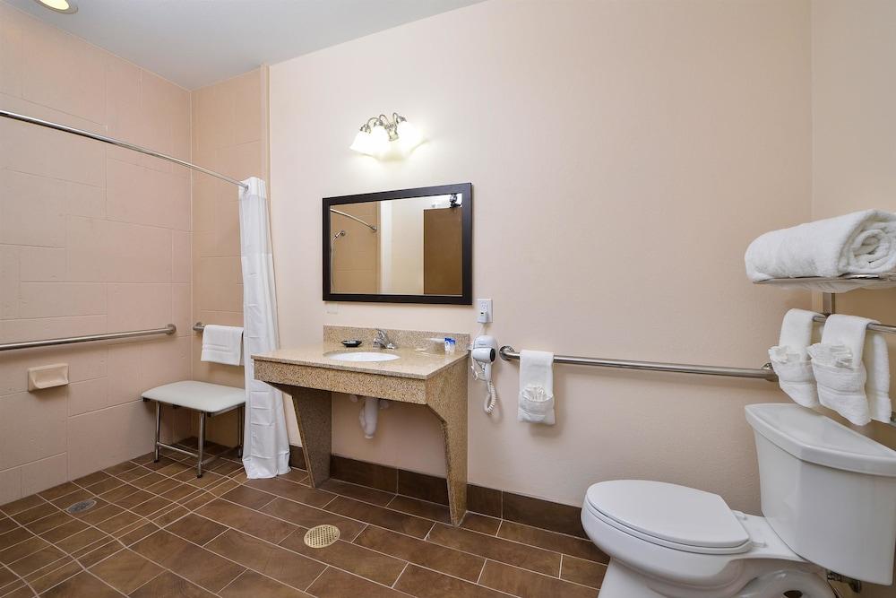 Americas Best Value Inn & Suites Cuero photo 15
