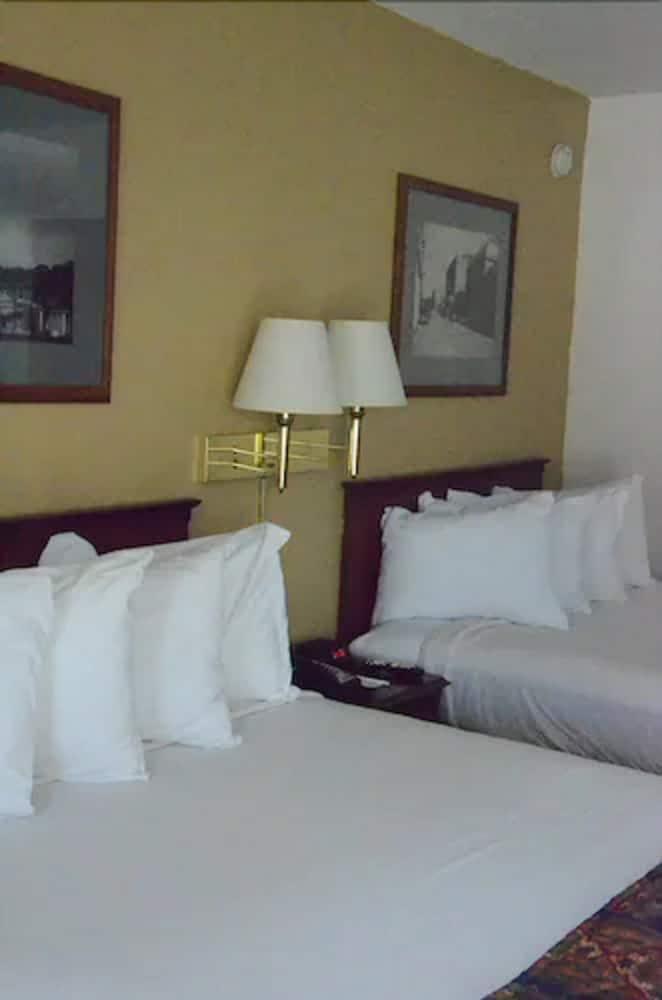 Carmel Inn & Suites photo 12