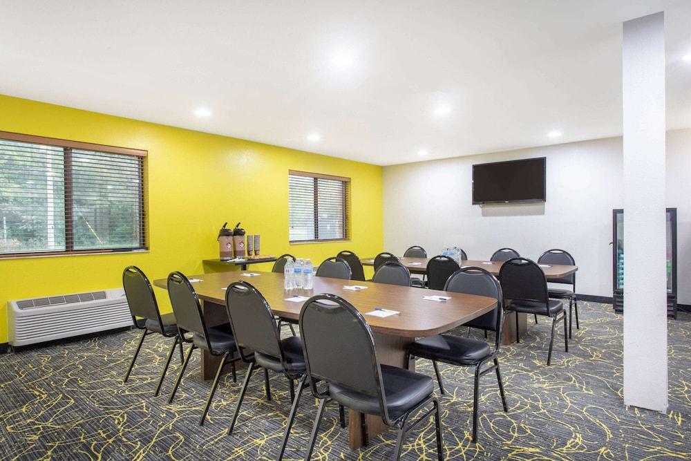 AmericInn by Wyndham Delafield-Waukesha-Milwaukee photo 13