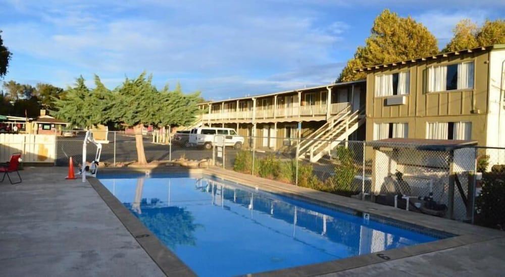 Lamplighter Motel photo 20