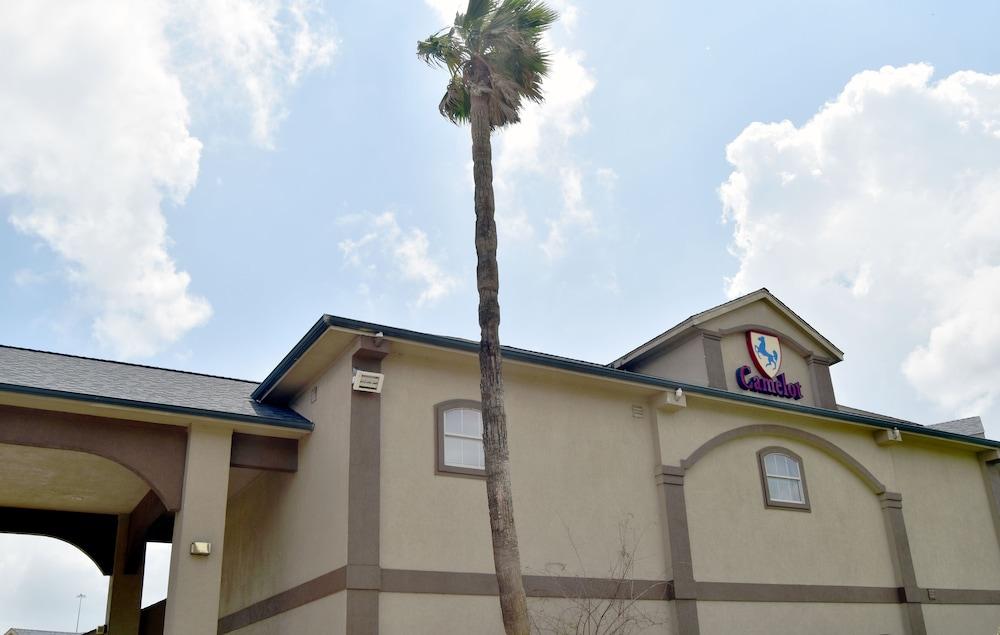 Camelot Inn & Suites Highway 290 NW Freeway photo 29