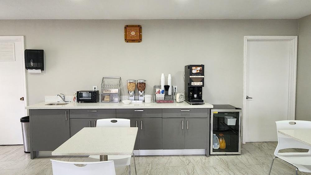 Scottish Inn & Suites photo 10