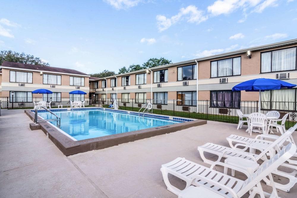 Quality Inn Pensacola North photo 1