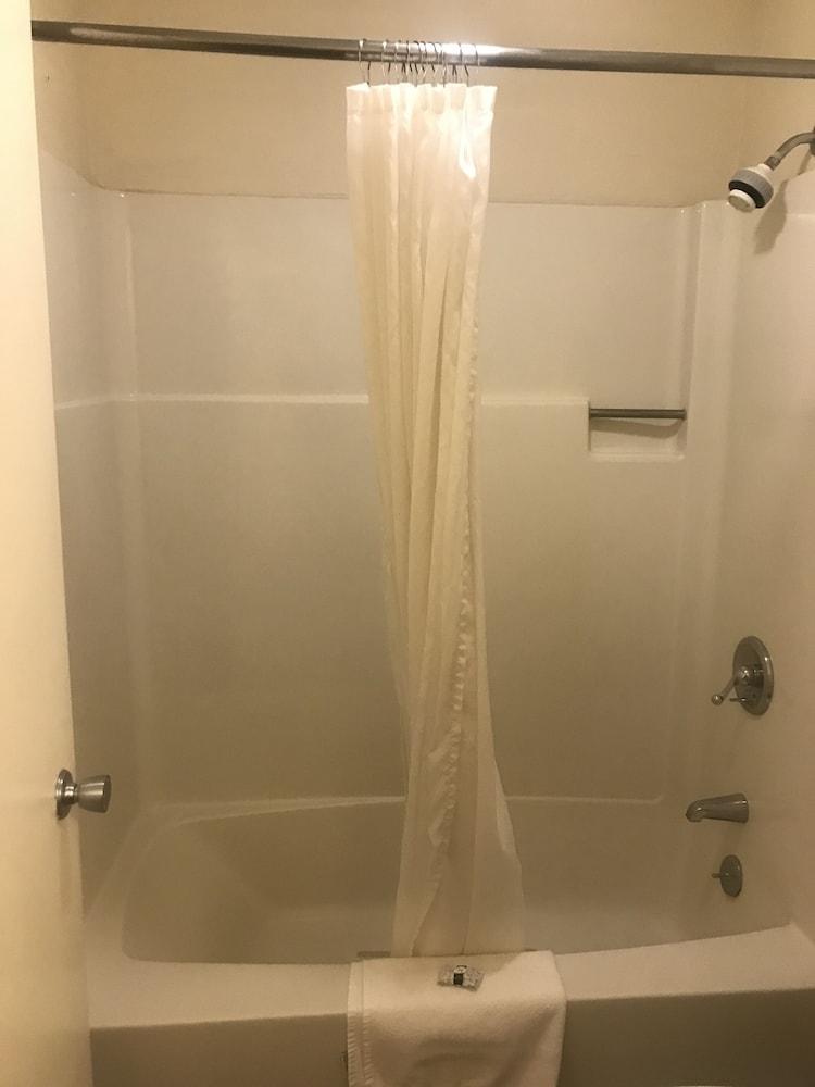 Travelers Inn & Suites photo 2