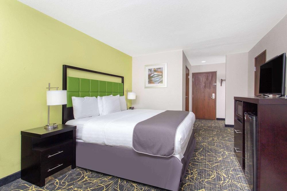 AmericInn by Wyndham Delafield-Waukesha-Milwaukee photo 26