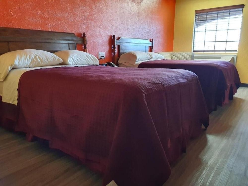 Chaparral Motel photo 15