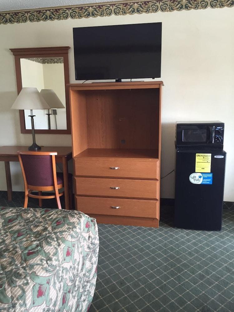 Economy Inn photo 36